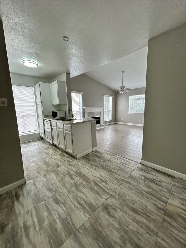 Building Photo - 3900 Woodchase Dr