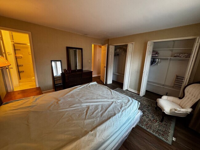 Building Photo - Furnished 2BR, 2BA Condo with Backyard in ...