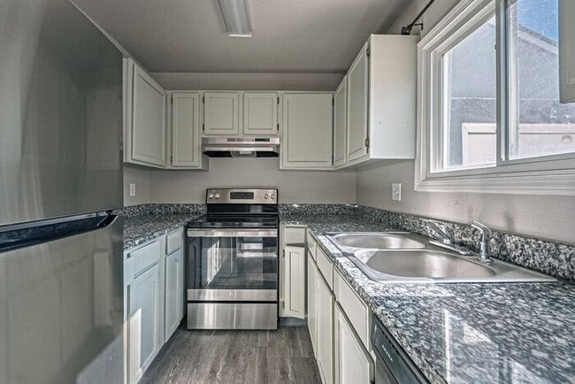 Building Photo - 3 Bed 2 Bath Townhouse, newly renovated! - MOVE IN SPECIAL