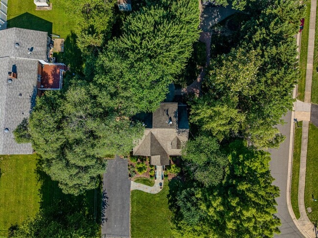 Building Photo - 903 Crestview Dr