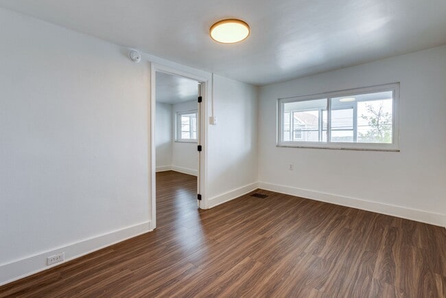 Building Photo - 2316 Cobden St