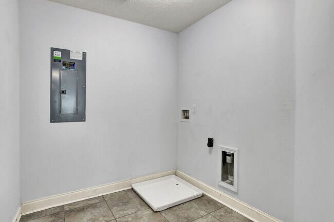 Building Photo - Beautiful 5/4 Home with Over 4k sqft, Fenced in Yard & 3 Car Garage! Pet friendly!