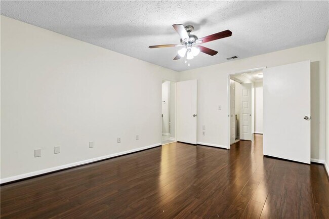 Building Photo - 5137 Roswell Rd NE