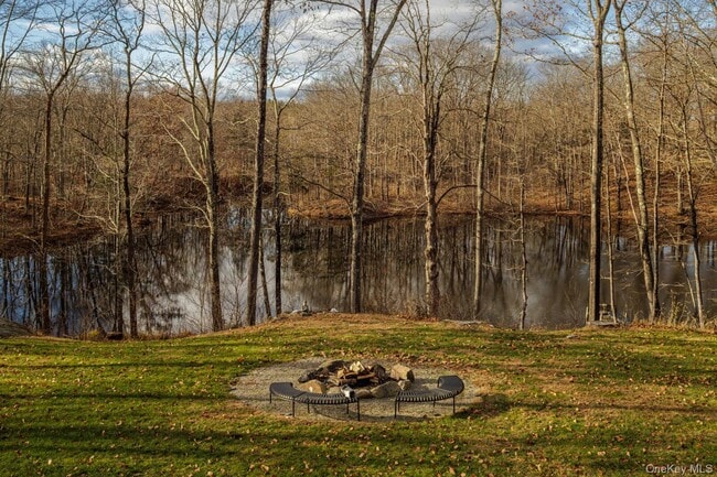 Building Photo - 407 White Schoolhouse Rd