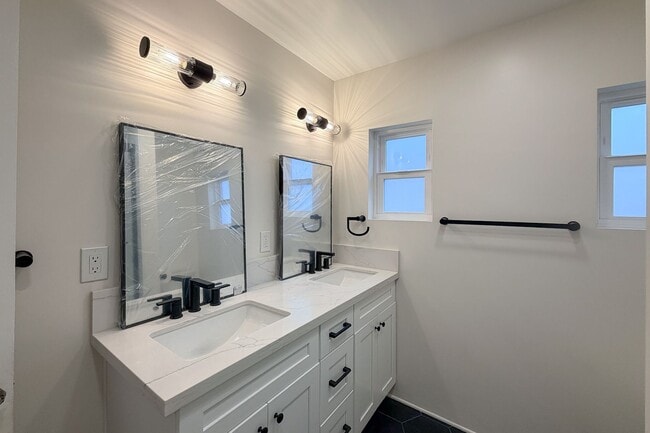 Building Photo - 431 Deodar Ave