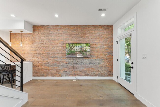 Building Photo - Capital Hill Rowhome