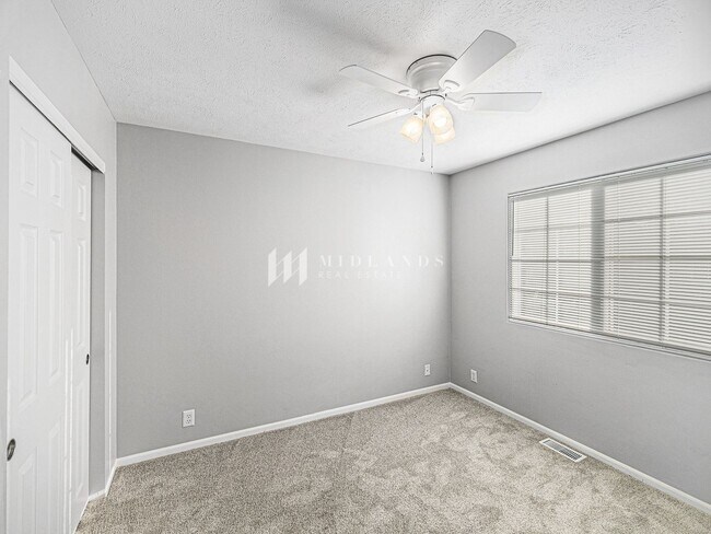 Building Photo - Multi-Level Elkhorn Home