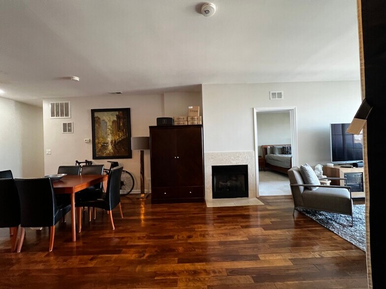 Building Photo - 5300 N Lincoln Ave