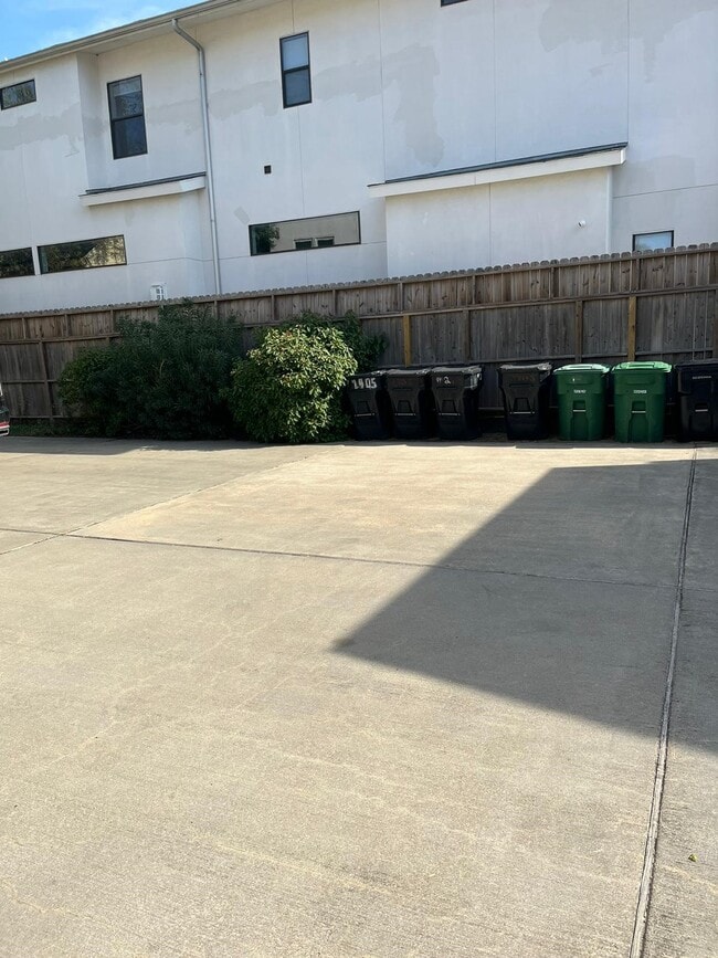 Building Photo - 2905 Albany St