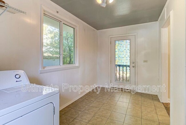 Building Photo - 2101 Delgado St