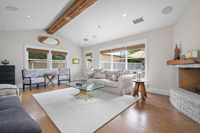 Building Photo - Stunning Single Family Home in the Heart o...