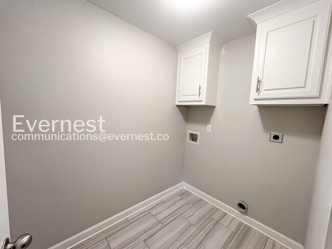 Building Photo - 4 Bed/2 Bath Home with Fenced Yard & Garage / Pet-Friendly / Available Now!