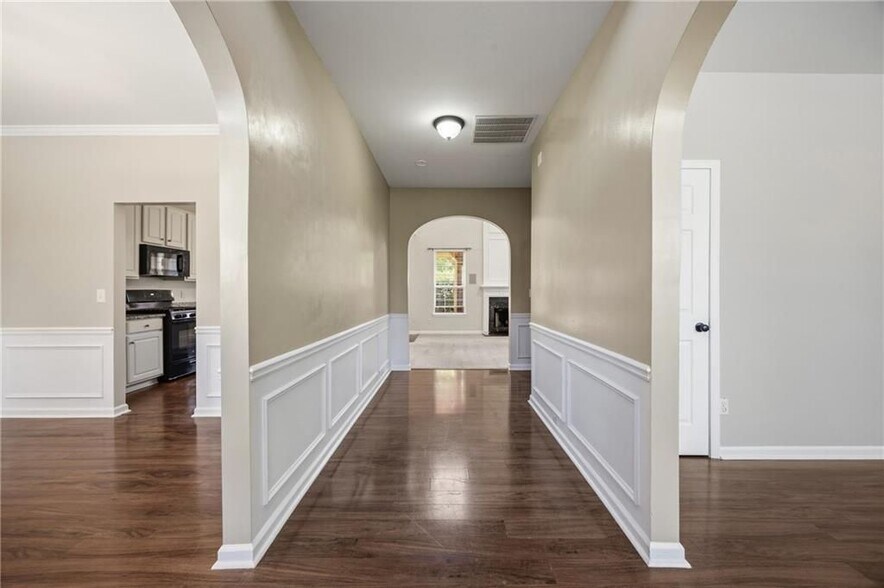 Building Photo - 1650 Huntcrest Way SW