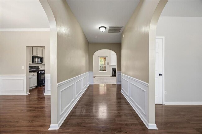 Building Photo - 1650 Huntcrest Way SW