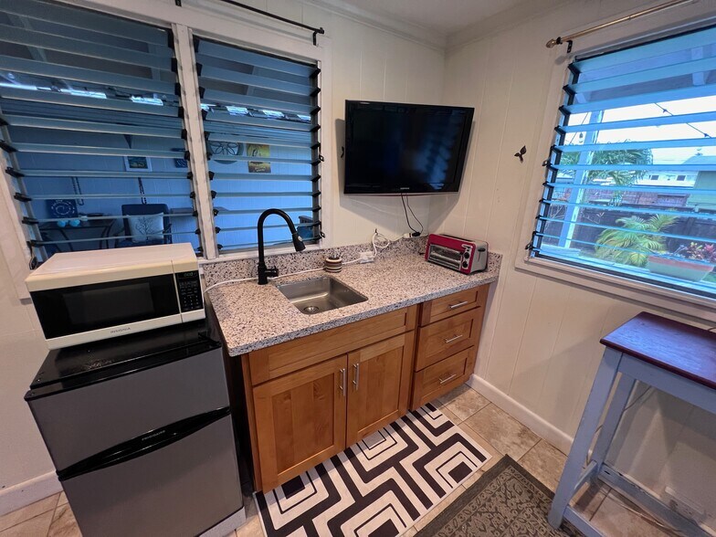 Building Photo - 324B Kalama St