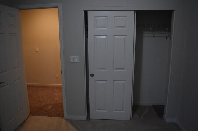 Building Photo - 570 Barclay Way