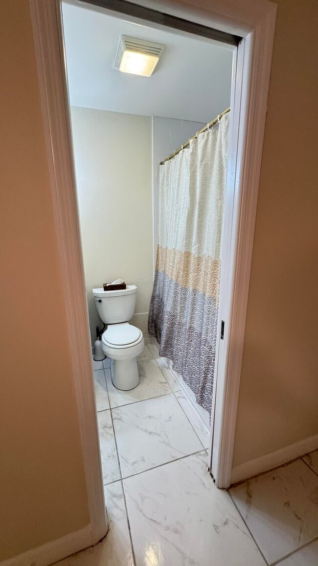 Building Photo - 42 Sussex E