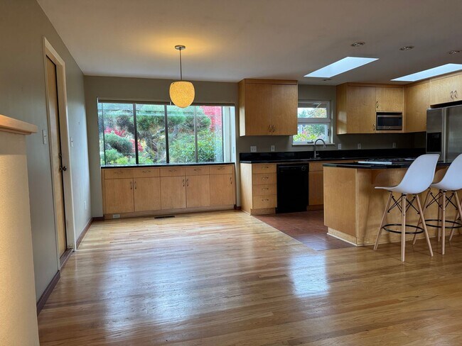 Building Photo - Cozy 5 bedr 3 bath rambler with daylight b...