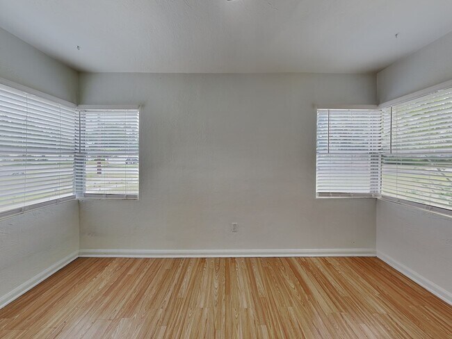 Building Photo - 2124 Valencia Rd