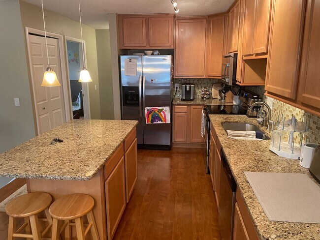 Building Photo - Beautifully updated Townhome in the West B...