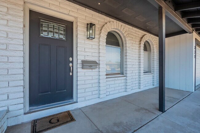 Building Photo - 321 E Fremont Dr