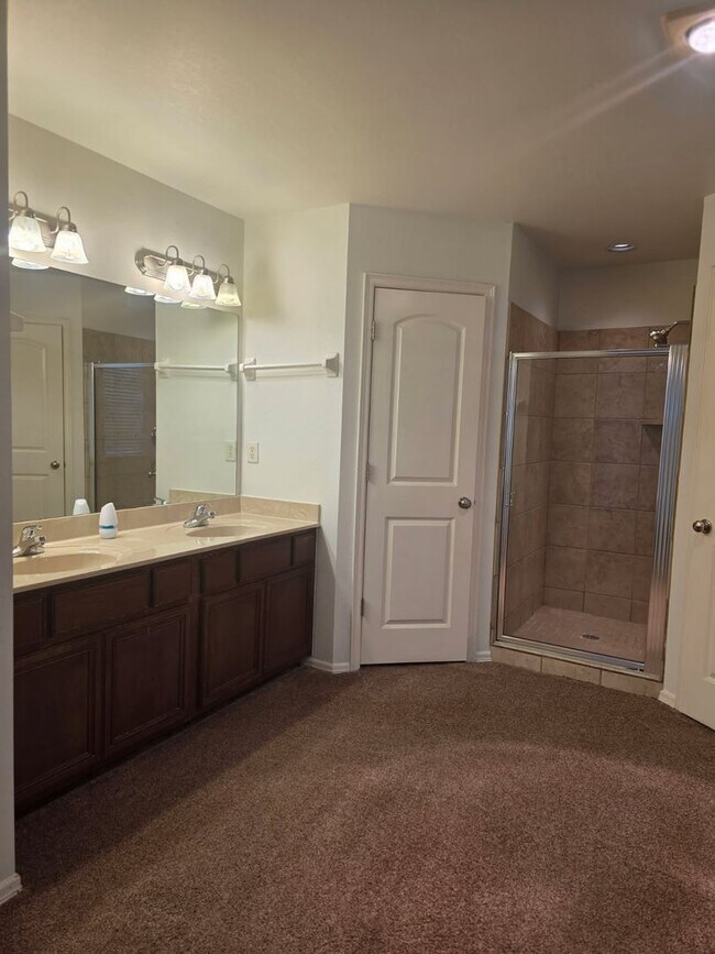 Building Photo - Come make this lovely 4 bedroom 2 bath, 2+...