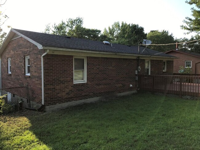 Building Photo - Move In Ready 3 Bedroom Brick Home