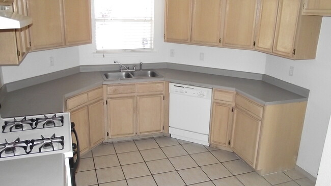 Building Photo - East El Paso 3 bed Refirg A/C