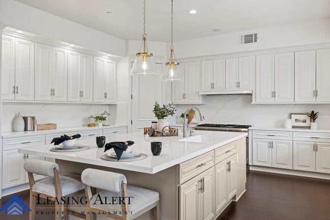 Building Photo - 5011 Hayvenhurst Ave