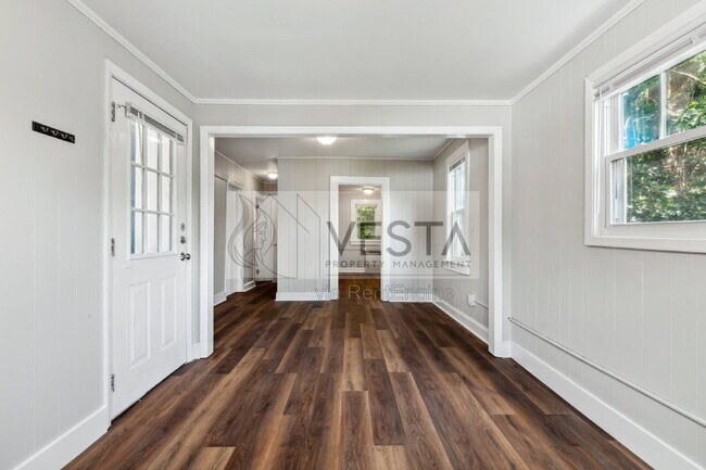 Building Photo - 4 Farrwood Ave