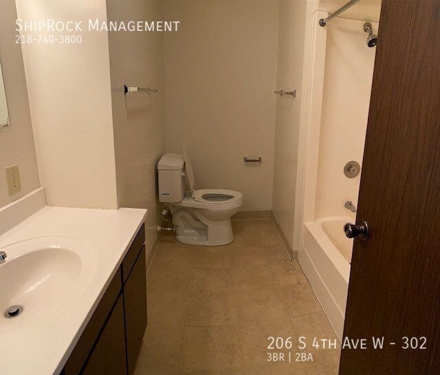 Building Photo - 206 S 4th Ave W