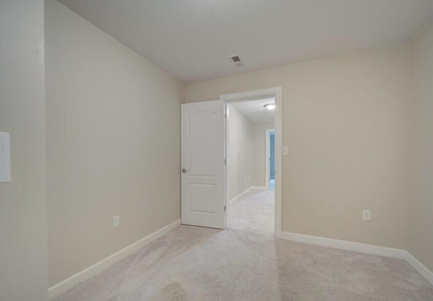 Building Photo - 18413 Cedar Dr