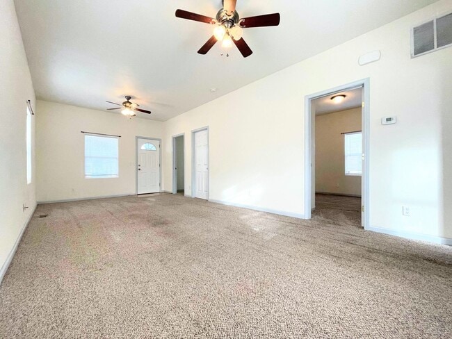 Building Photo - Clean 2 bed 1 bath home