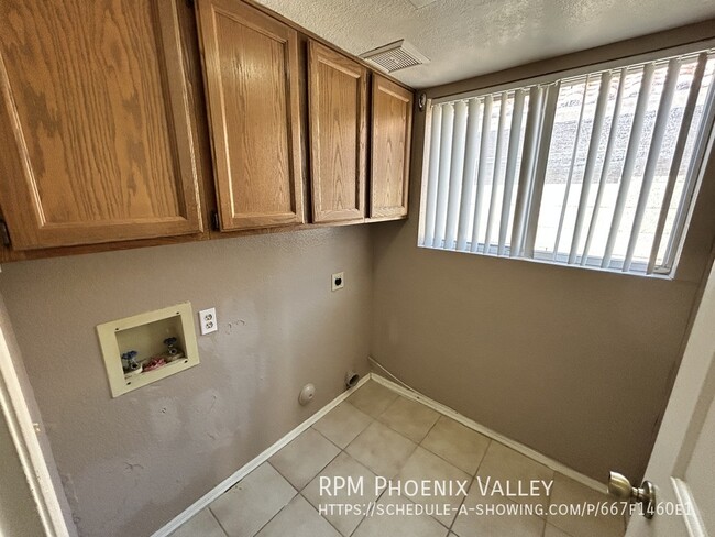 Building Photo - Large 4/ 2.5 Home Warm &  Welcoming & Larg...