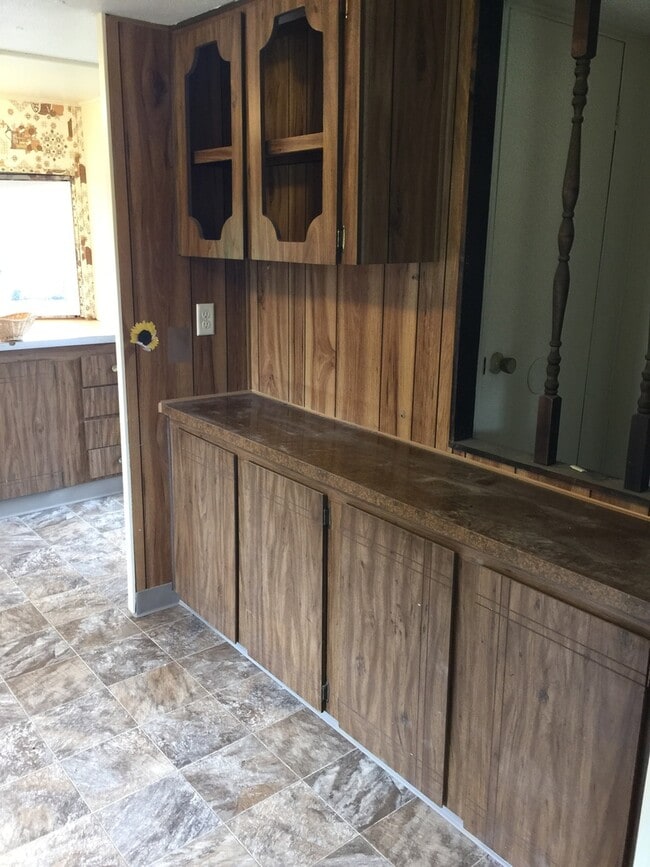 Building Photo - 1077 W Axton Rd