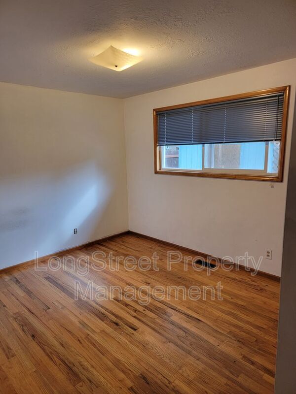 Building Photo - 1827 NW Menlo Dr