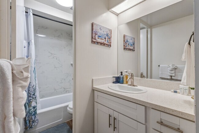 Building Photo - Downtown Honolulu Condo - AC . W/D . Full Kitchen