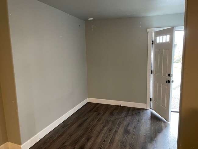 Building Photo - Recently renovated apartment in Lincoln City!