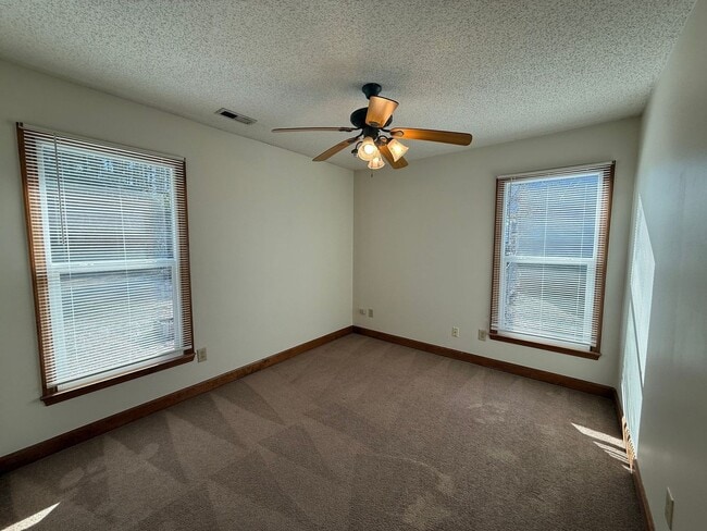 Building Photo - Nice 3 bedroom, 2 bath House