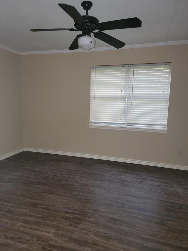 Building Photo - 10556 Rolling Pines Dr