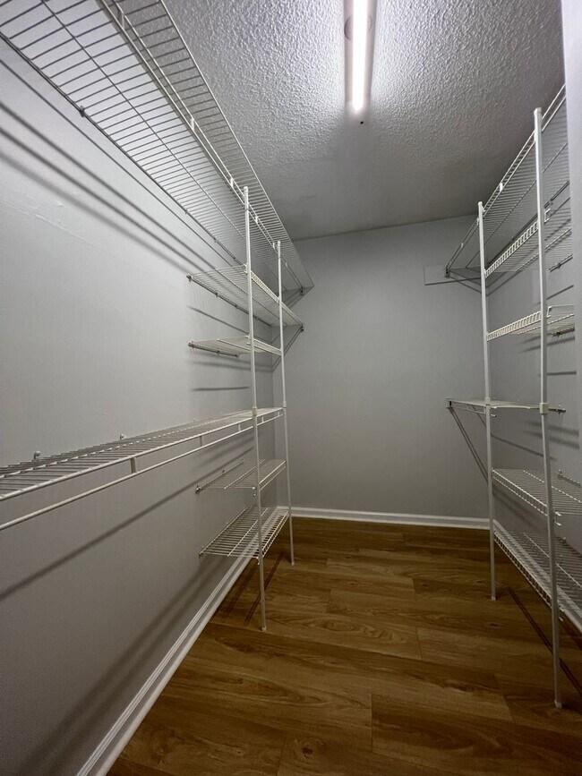 Building Photo - Move-in Ready!