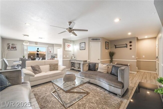 Building Photo - Beautiful 3 bedroom home ready for move-in