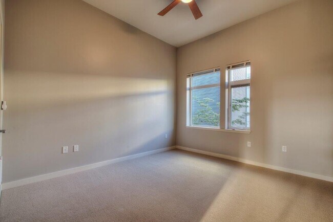 Building Photo - Roomy Townhouse in Downtown Burien, Excellent Walkable location!
