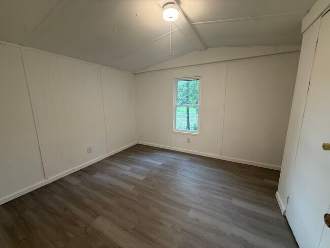 Building Photo - 3 Bedrooms, 1.5 Bathroom - Mobile home in Armuchee!