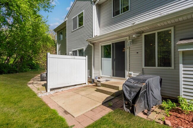 Building Photo - 2284 Woodside Dr