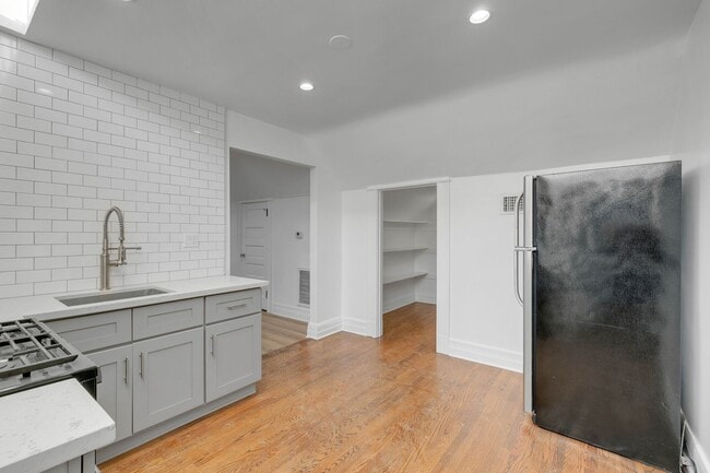 Building Photo - This spacious 1 bed, 1 bath apartment in a small, peaceful property in prime Lincoln Heights is n...