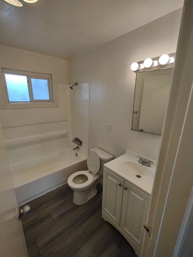 Building Photo - Minutes From UC Riverside. Large 1 bedroom...