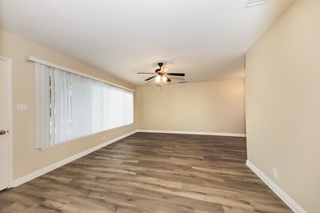 Building Photo - 4765 Sunnyside Dr