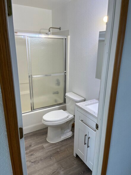 Upstairs Bathroom with Bathtub/shower - 313 Ash Ct