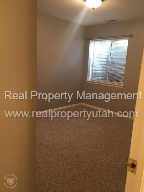 Building Photo - 5 Bedroom Home Centrally Located In Fruit ...